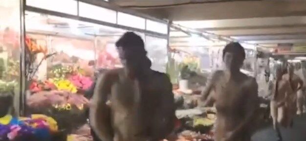 По центру Києва пробігся натовп голих чоловіків: відео 18+