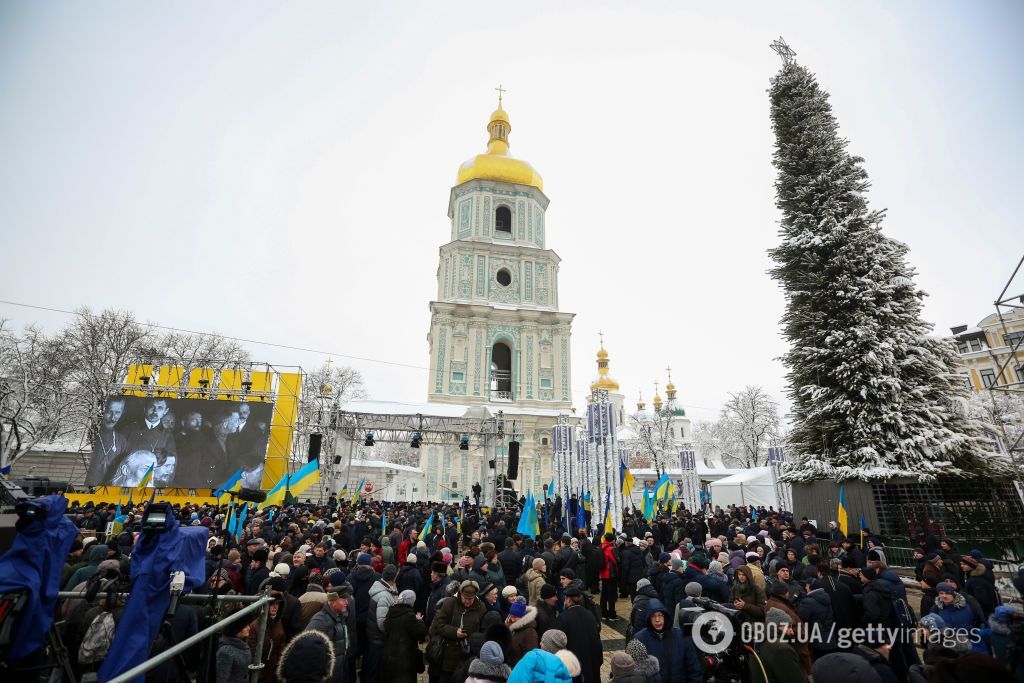 Люди прибывали на Софиевскую с темпом океанского прилива. Волнами