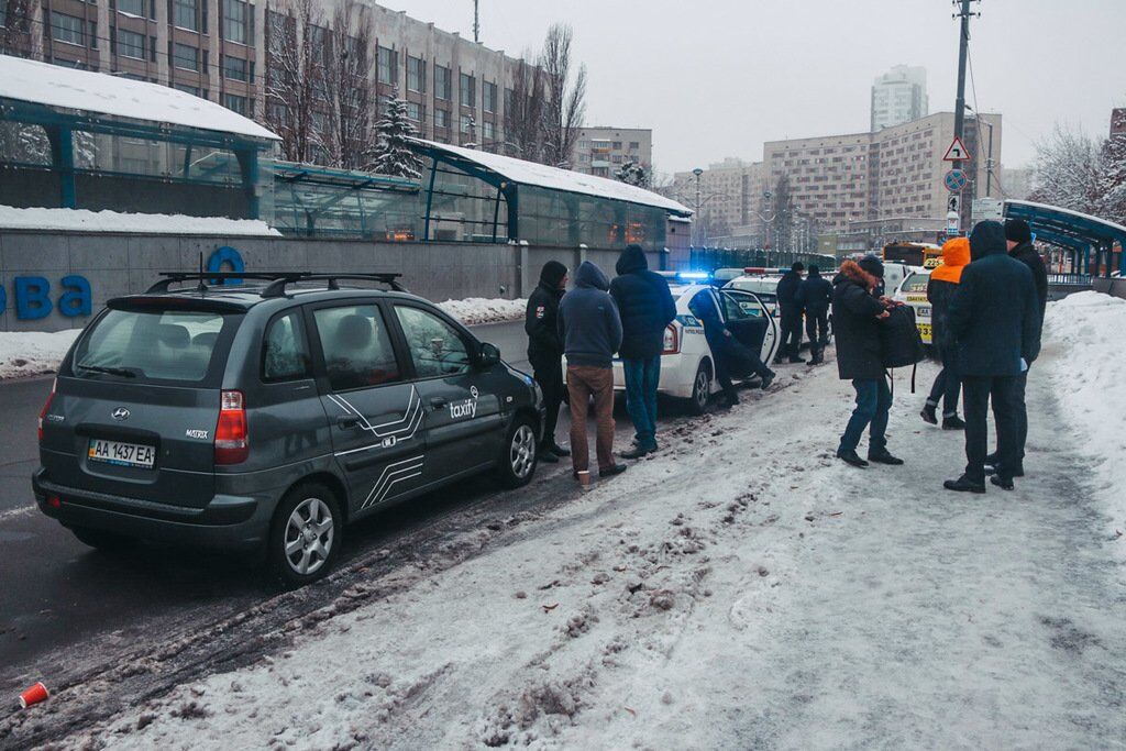 В Киеве вооруженный СБУшник угнал такси: подробности и фото