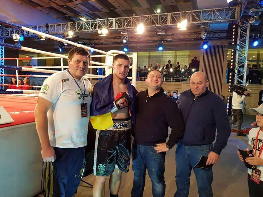 Непобедимый украинский боксер выиграл бой брутальным нокаутом