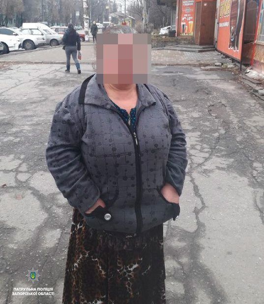 В Запорожье цыганки на улице напали и ограбили женщину