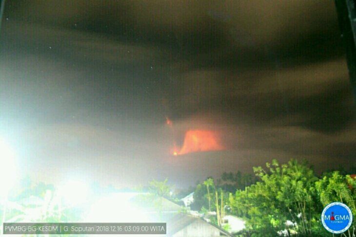 В Индонезии – мощное землетрясение и извержение вулкана: фото и видео