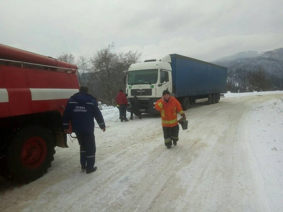 Снігу по коліна! Міста України опинилися у сніговій пастці. Фото і відео