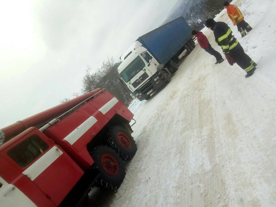 Снігу по коліна! Міста України опинилися у сніговій пастці. Фото і відео