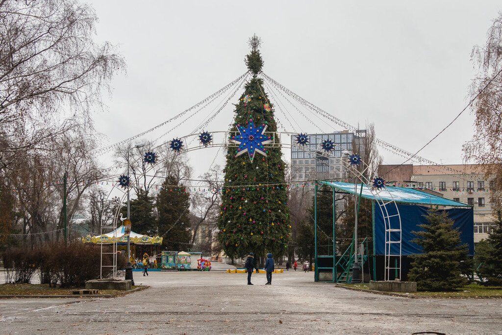 В Днепре установили главную елку города: как она выглядит