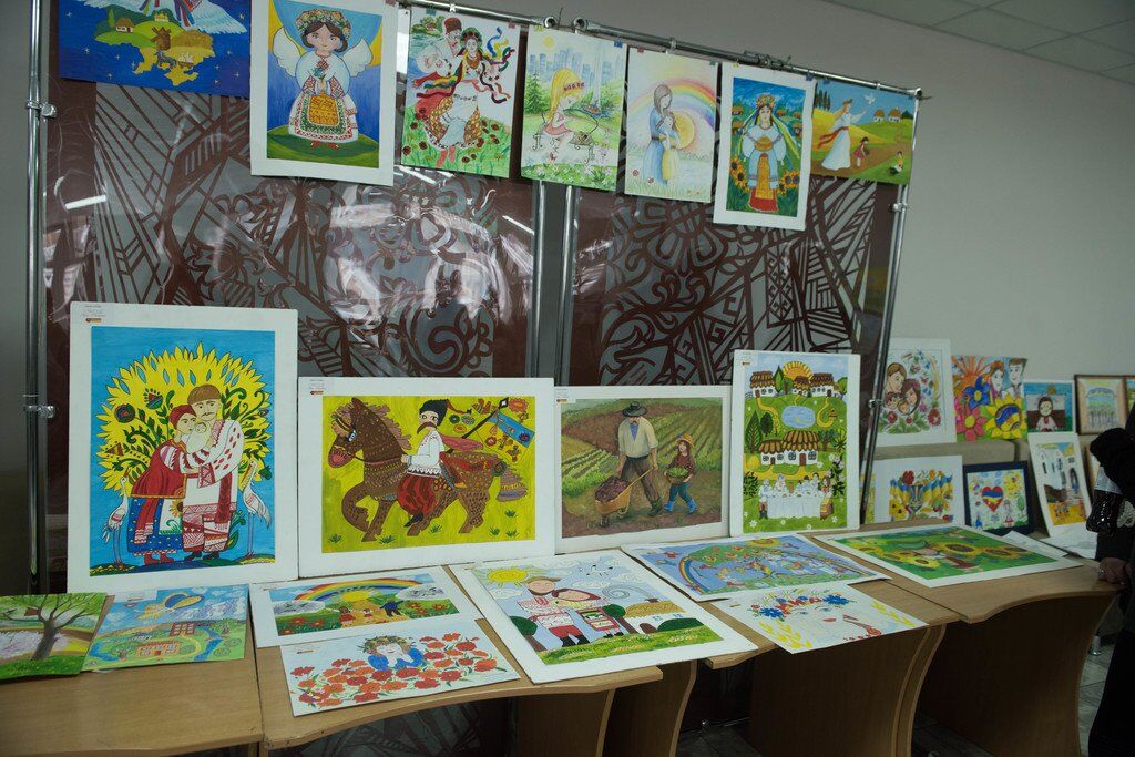У Черкасах вибрали переможців конкурсу дитячих малюнків "Мирна Україна"