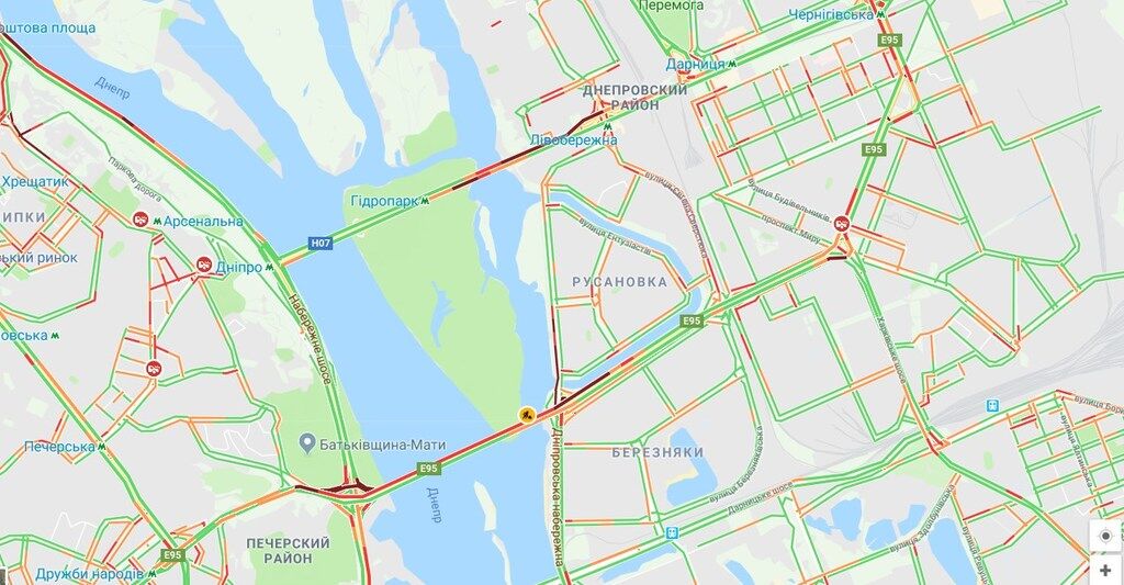 Київ скували величезні  затори: карта "червоних" вулиць і ДТП