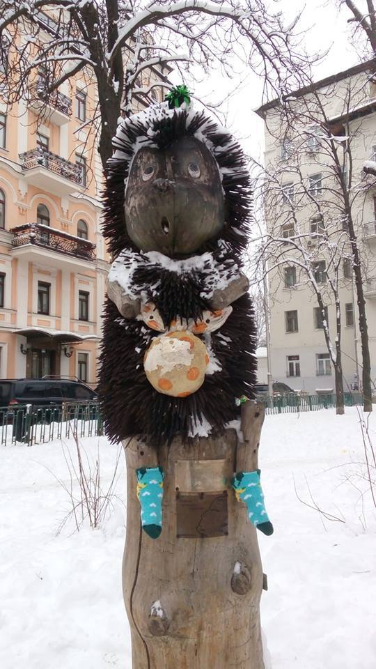 В Киеве к праздникам нарядили известные скульптуры: фото 