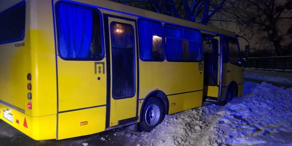 У Києві маршрутка збила людину і врізалася у стовп: фото жорсткого ДТП