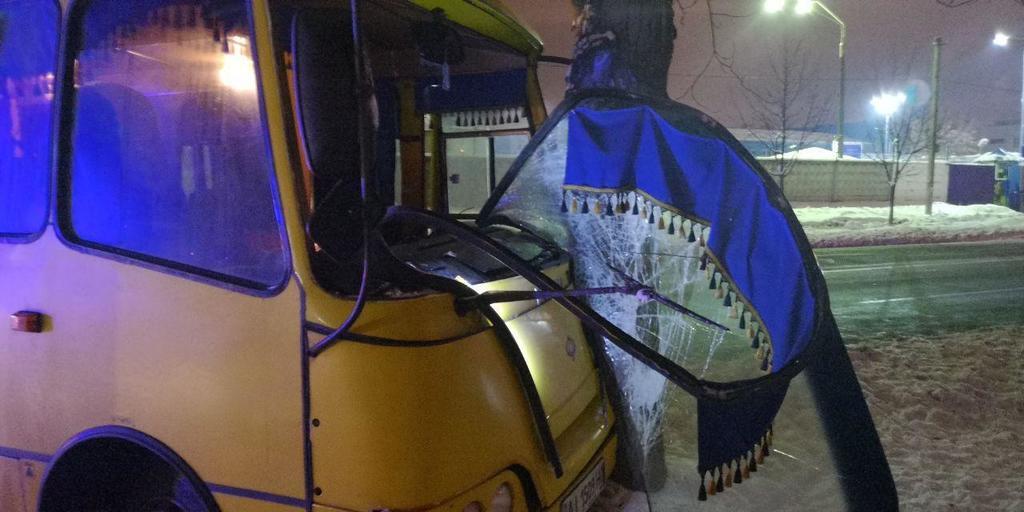 В Киеве маршрутка сбила человека и врезалась в столб: фото жесткого ДТП