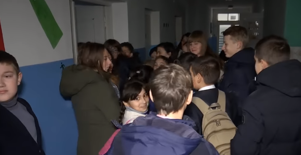 ''Діти плакали і ховалися'': на Сумщині вчителька взяла у заручники школярів