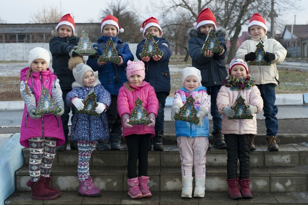 Дети Донбасса с подарками