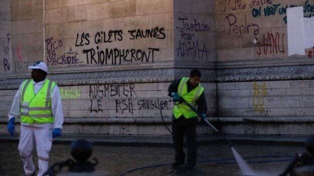 Массовые протесты во Франции: "желтые жилеты" разгромили символ Парижа