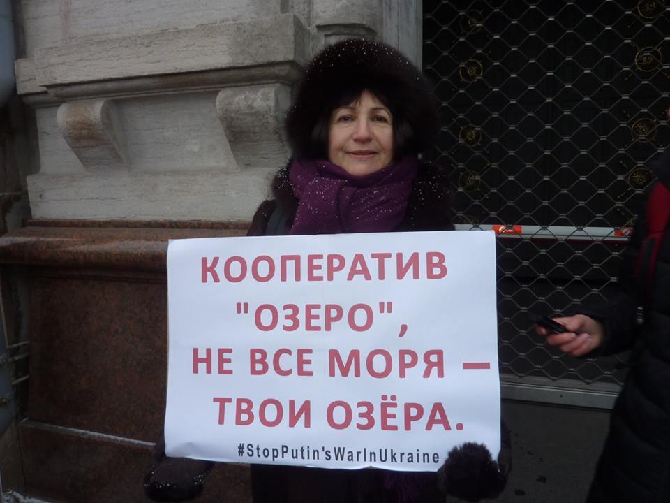 ''Путин — это война!'' Россияне провели новые пикеты с флагами Украины 