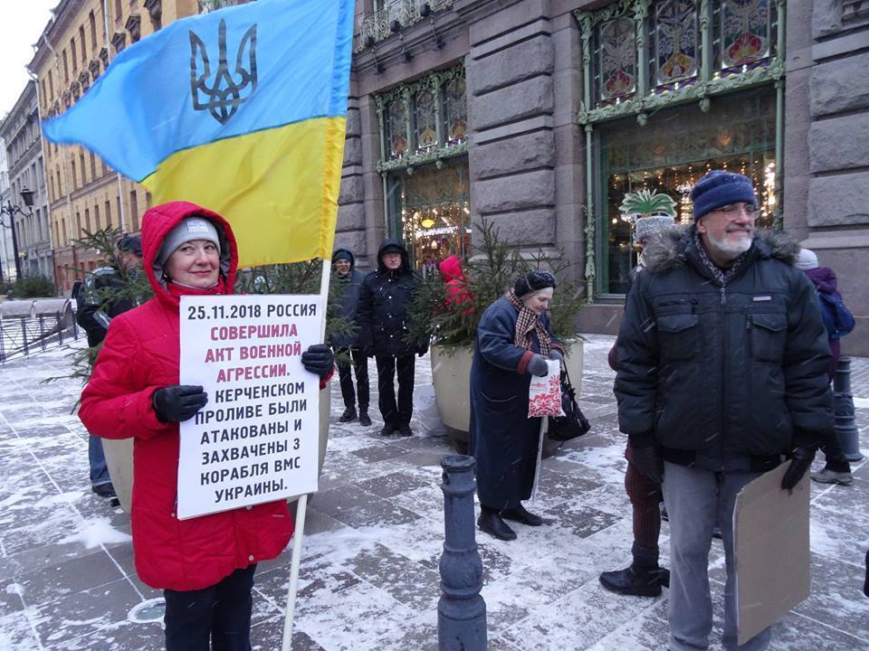 ''Путін — це війна!'' Росіяни провели нові пікети з прапорами України