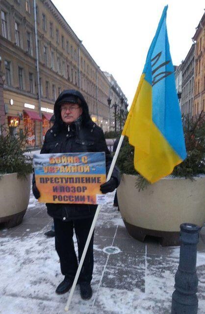 ''Путін — це війна!'' Росіяни провели нові пікети з прапорами України