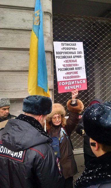 ''Путин — это война!'' Россияне провели новые пикеты с флагами Украины 