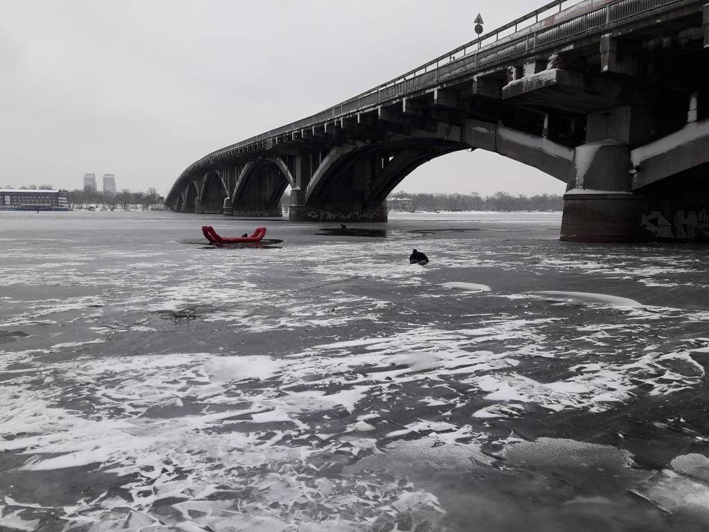 Мужчина упал с моста