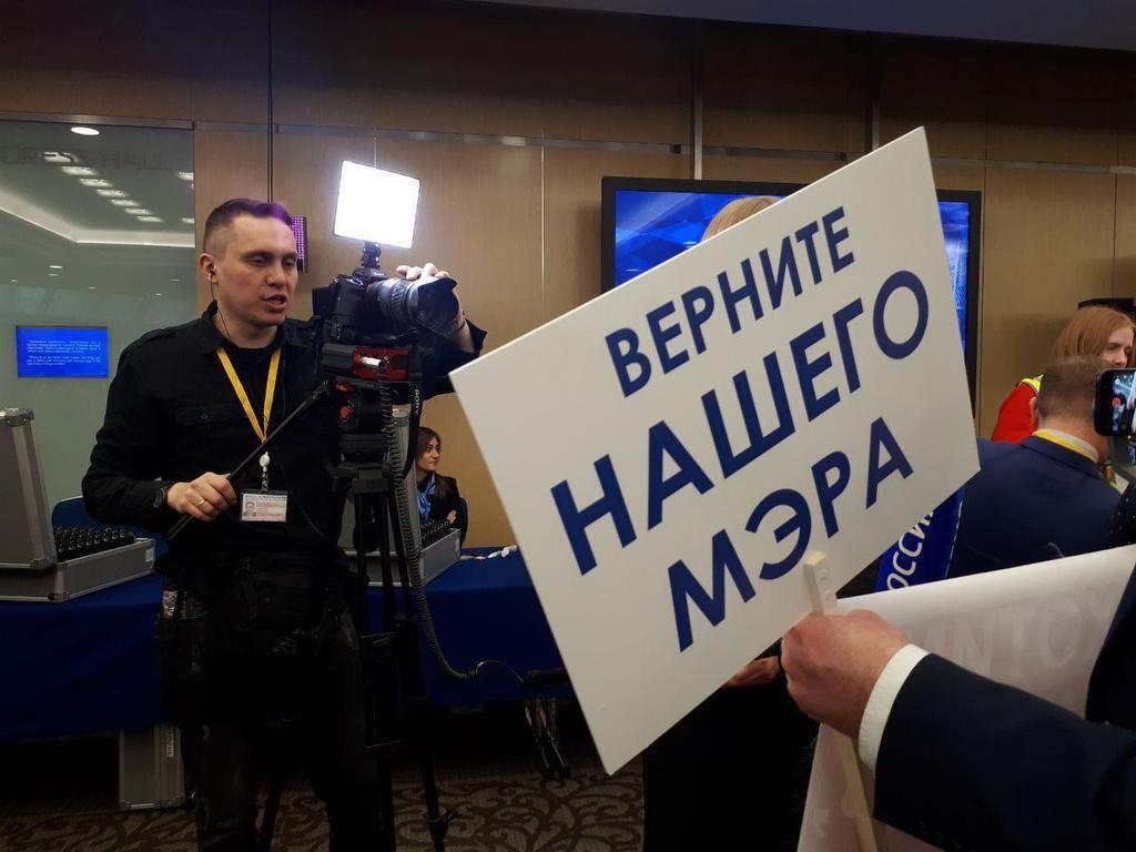 Плакаты на пресс-конференции Владимира Путина
