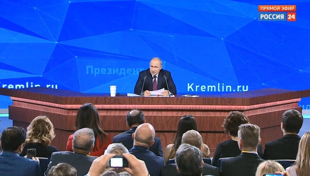 Володимир Путін дає прес-конференцію