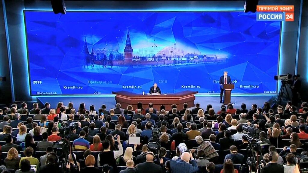 Володимир Путін дає прес-конференцію