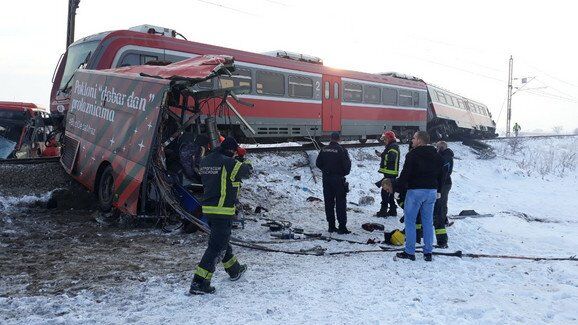 В Сербии поезд протаранил школьный автобус: погибли 5 человек, ранены 30