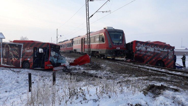 В Сербии поезд протаранил школьный автобус: погибли 5 человек, ранены 30