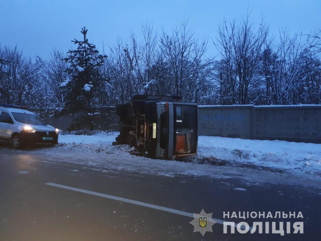 Автобус перевернулся на дороге