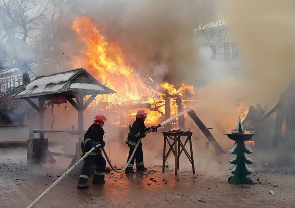 Во Львове прогремело несколько взрывов на рождественской ярмарке: есть пострадавшие 