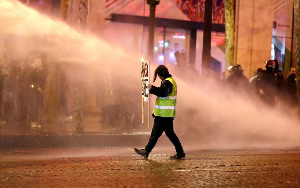 Во Франции вспыхнули новые протесты: фото и видео