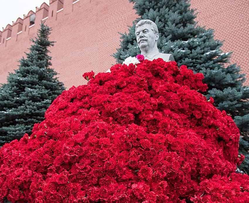 ''Гітлеру забули'': росіян висміяли за масове поклоніння Сталіну