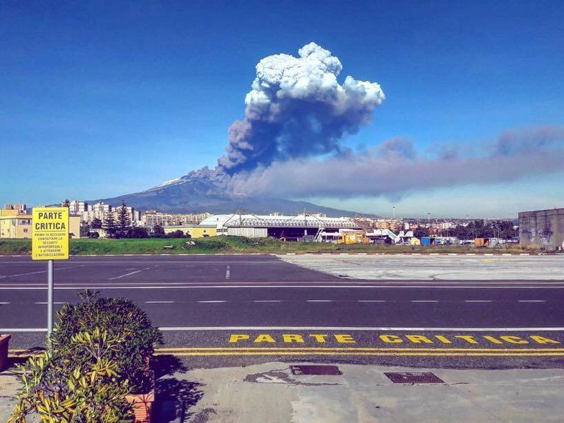 В Італії розбушувався відомий вулкан Етна: захоплюючі фото і відео