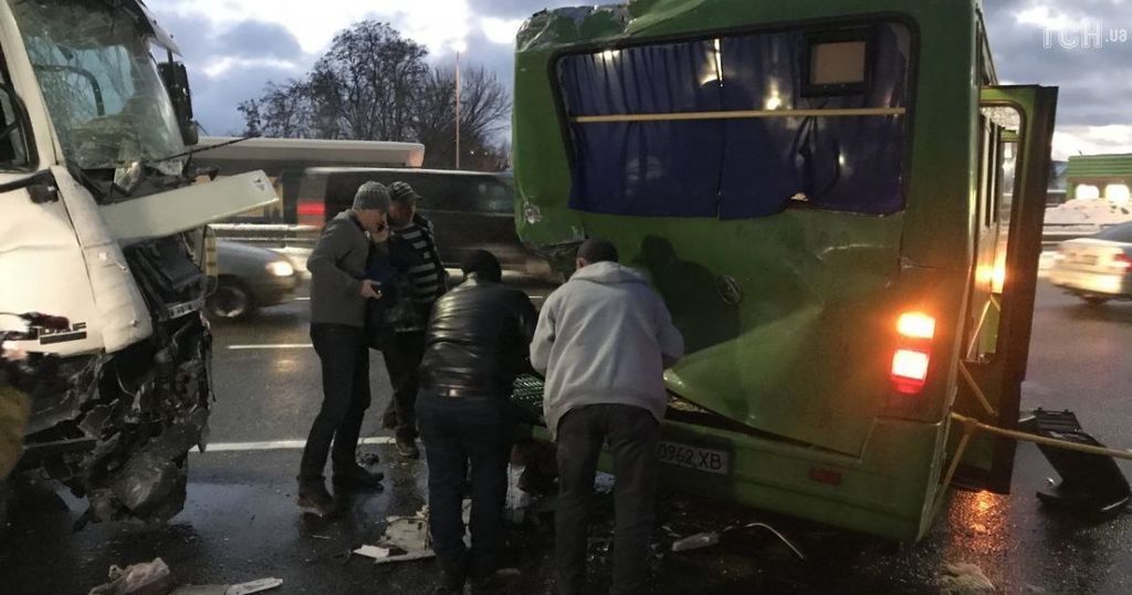 Під Києвом вантажівка протаранила маршрутку з людьми: фото масштабної ДТП