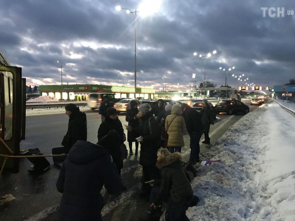 Под Киевом грузовик протаранил маршрутку с людьми: фото масштабного ДТП 