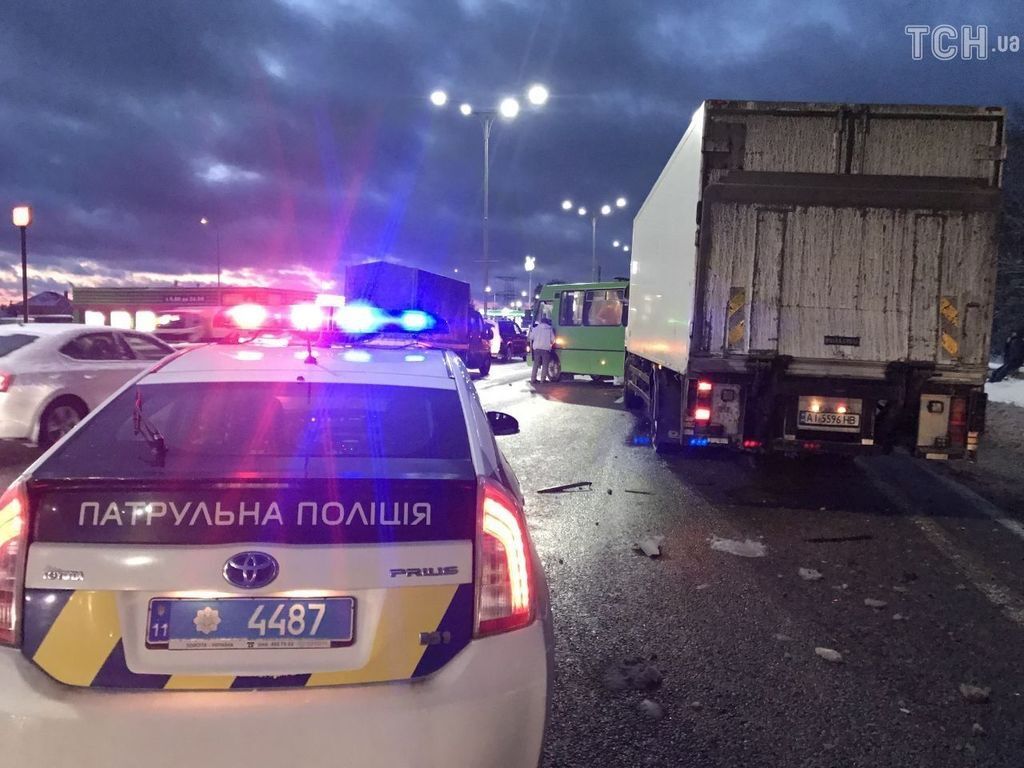 Под Киевом грузовик протаранил маршрутку с людьми: фото масштабного ДТП 