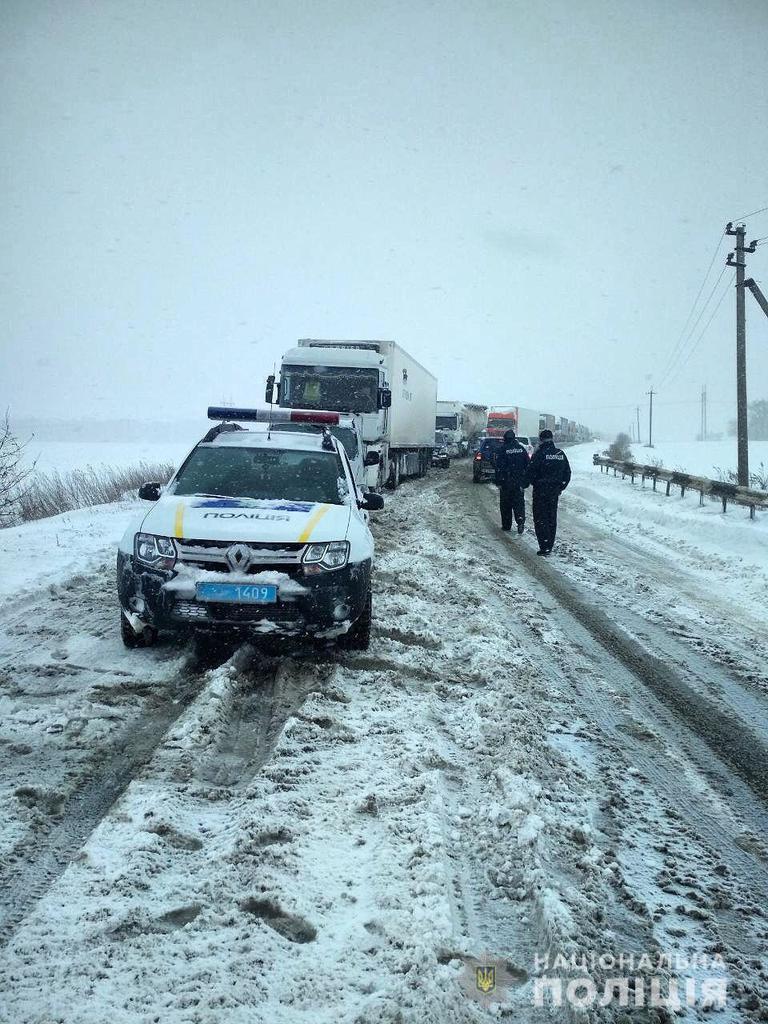 Ураганний вітер і завірюха: Україну накрила негода