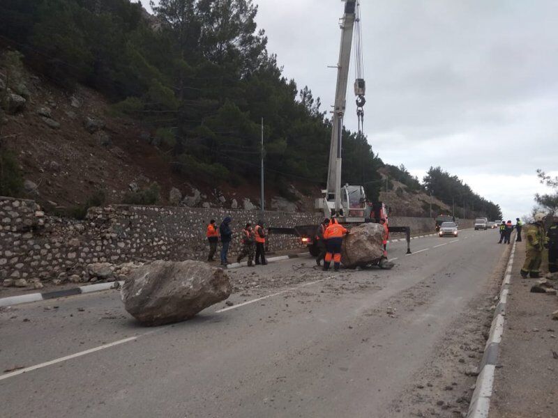 Обвал породи на трасі Ялта-Севастополь