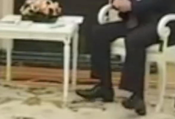 ''Типичный Паркинсон!'' Путин озадачил сеть странными движениями