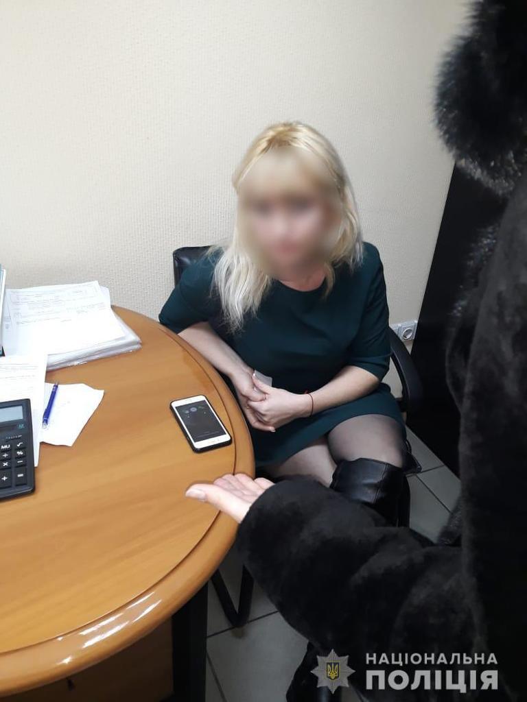 Вимагала мільйон: керівник київського банку попалася на великому хабарі