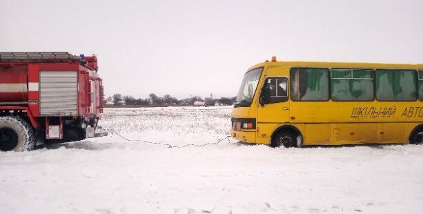 Автобус застряг у снігу