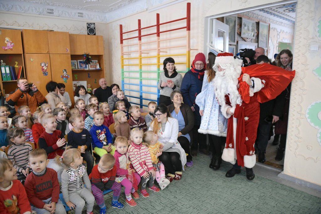 Олег Ляшко з донькою у костюмі Діда Мороза і Снігуроньки