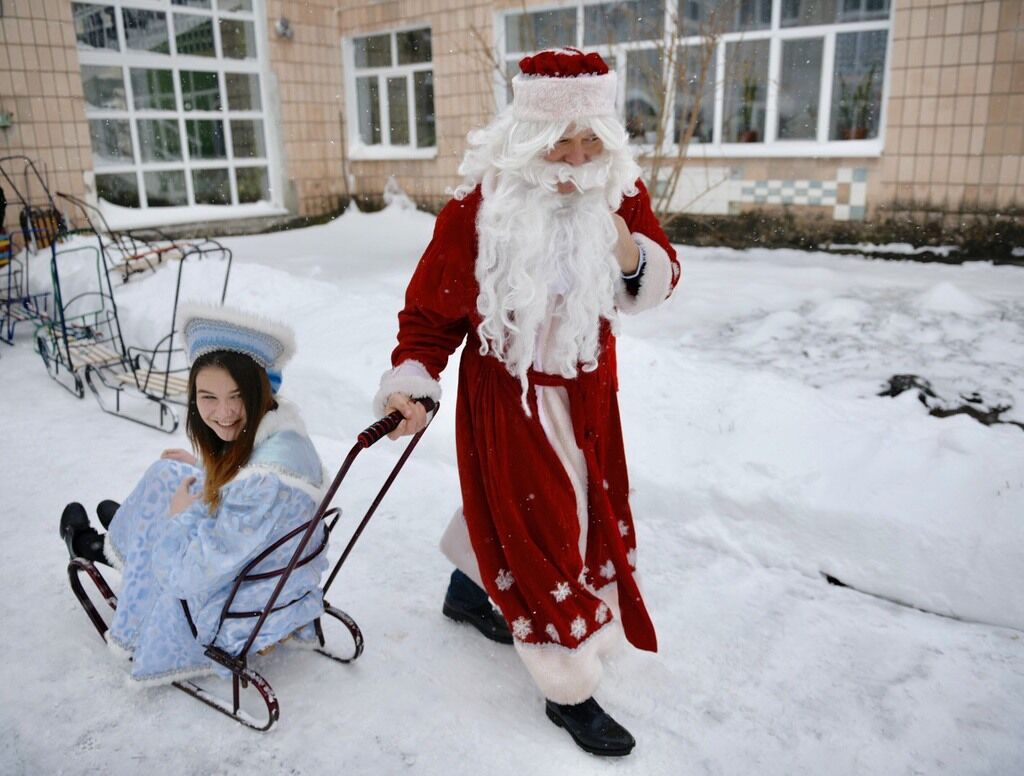 Олег Ляшко з донькою у костюмі Діда Мороза і Снігуроньки
