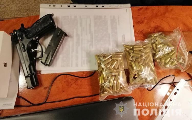 Сотні тисяч доларів і зброя: на Прикарпатті затримали чиновника за розкрадання скрапленого газу