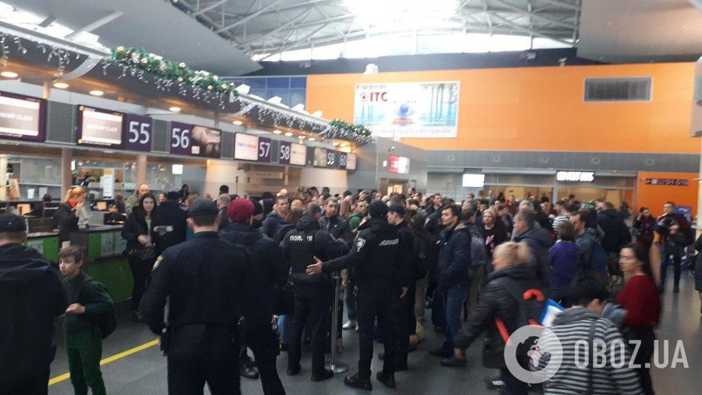 ''А настоящие ли у нас билеты?'' В ''Борисполе'' застряли десятки пассажиров с детьми