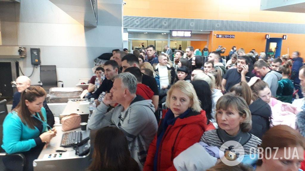 ''А настоящие ли у нас билеты?'' В ''Борисполе'' застряли десятки пассажиров с детьми