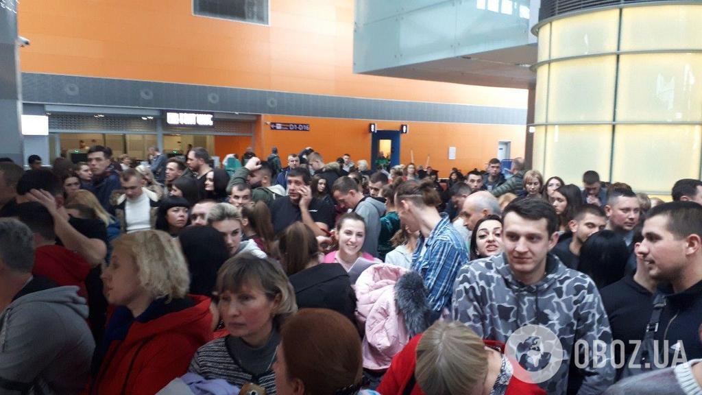''Чи справжні у нас квитки?'' У ''Борисполі'' застрягли десятки пасажирів із дітьми