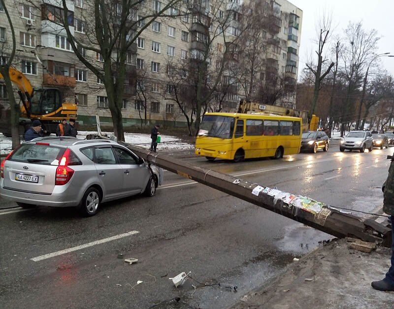 Стовп роздавив авто: у Києві відбулася незвична НП на дорозі. З'явилися фото і відео