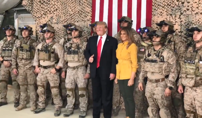 Дональд і Меланія Трамп із військовими в Іраку