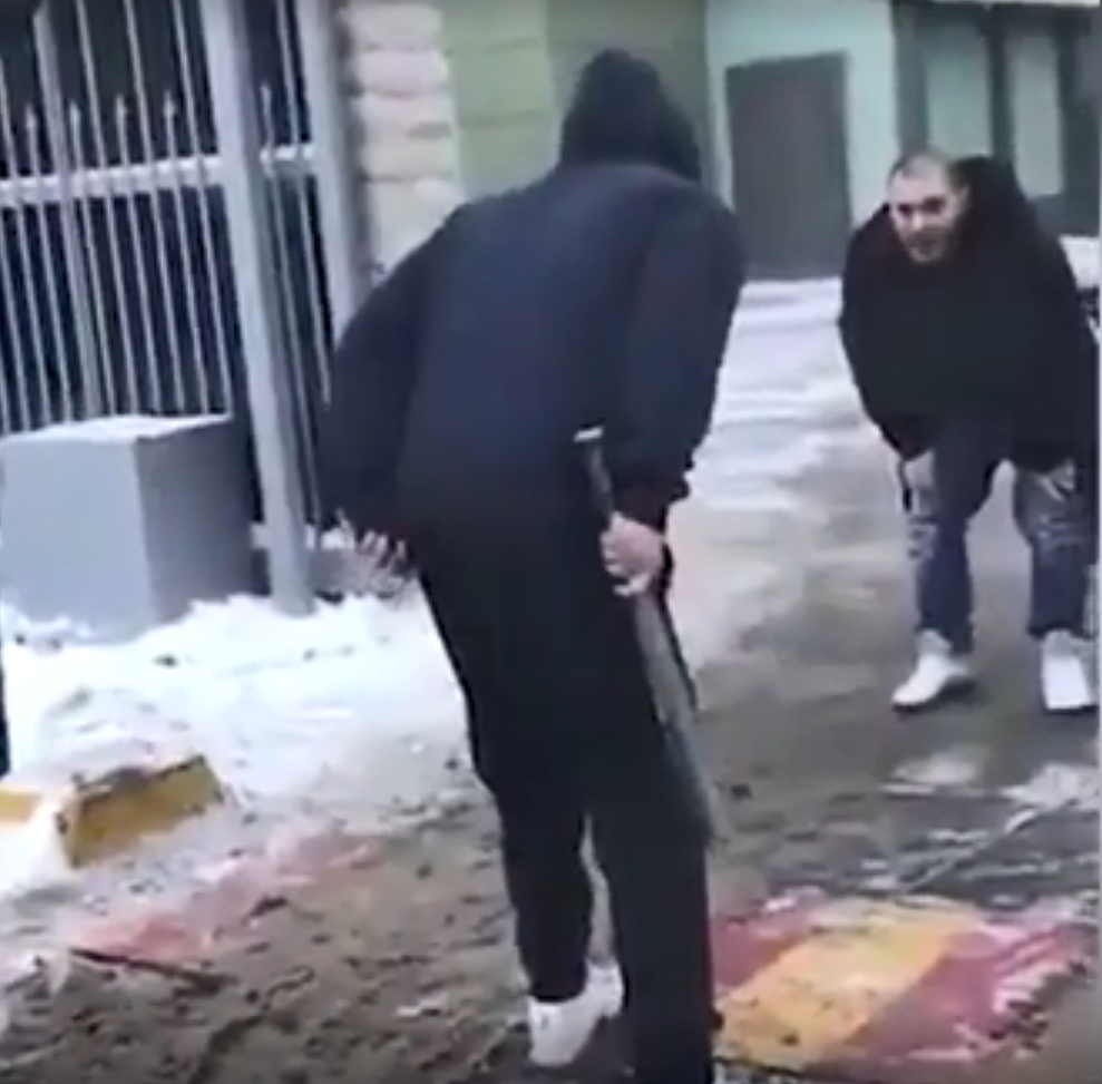 Відомого російського репера побили в Москві: з'явилося відео з камер