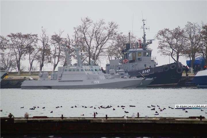 Захваченные украинские военные корабли в порту Керчи 26 ноября 2018 года